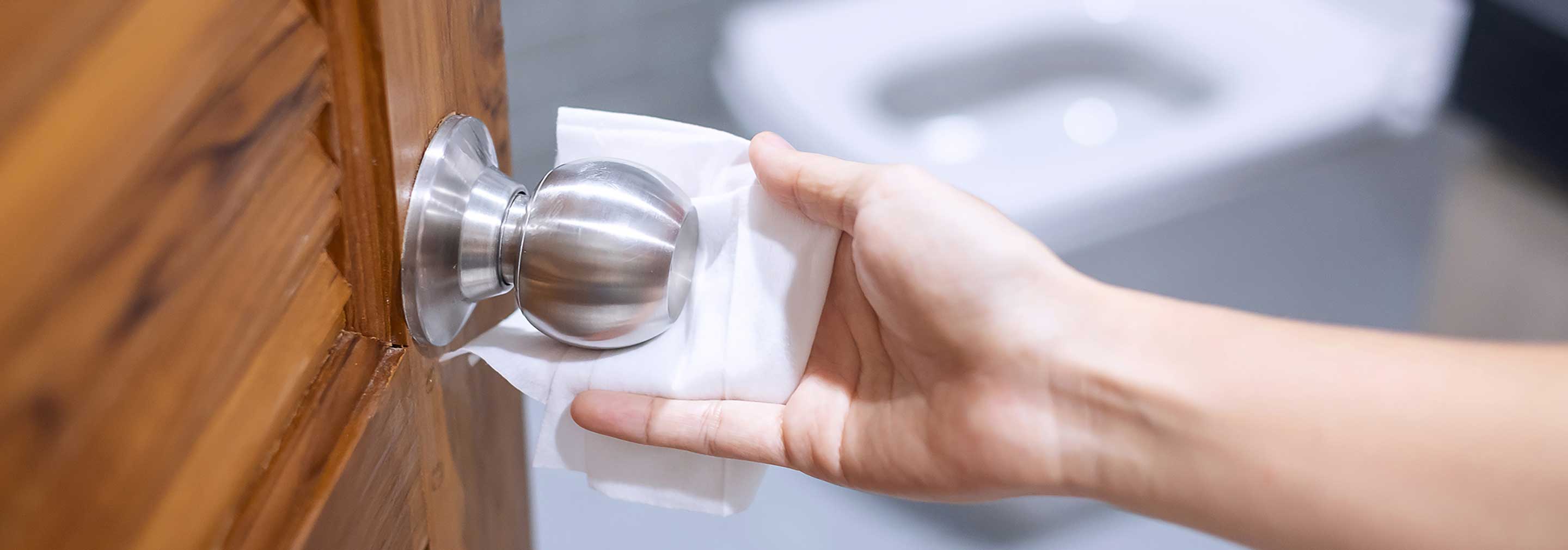 Person, der rengør dørene