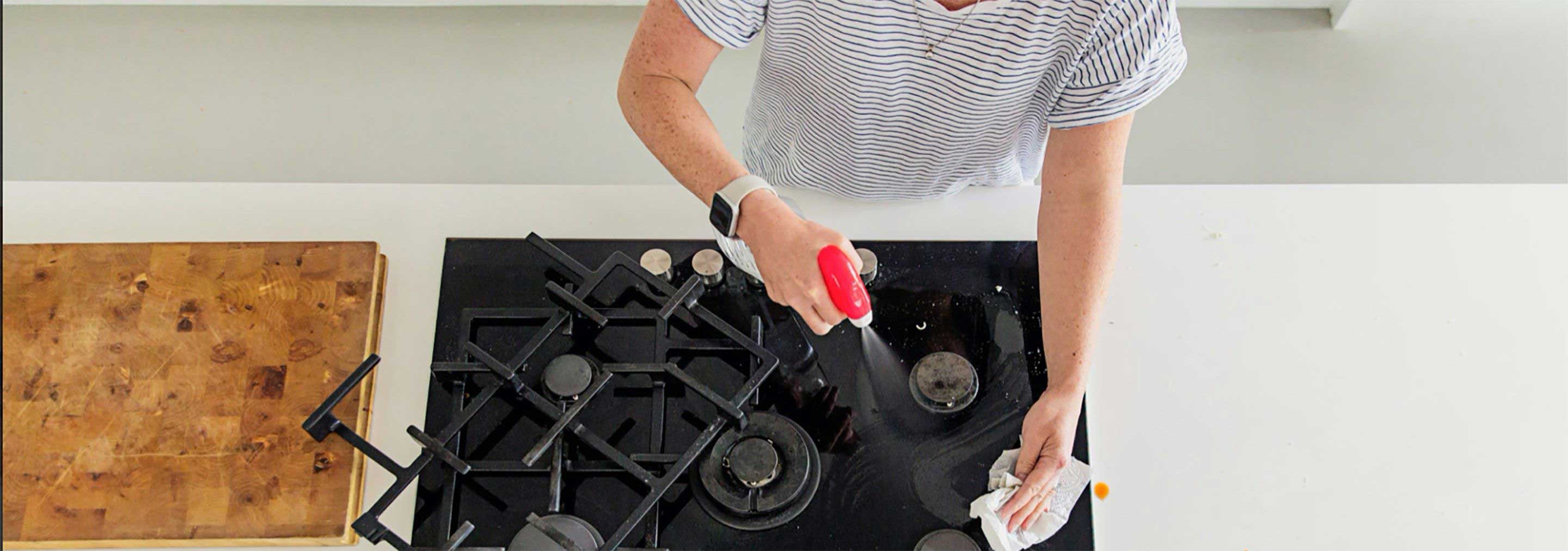 Person, der gør rent i køkkenet