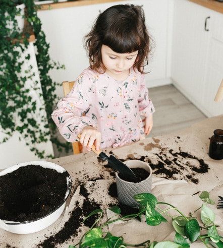 Pige leger med jorden