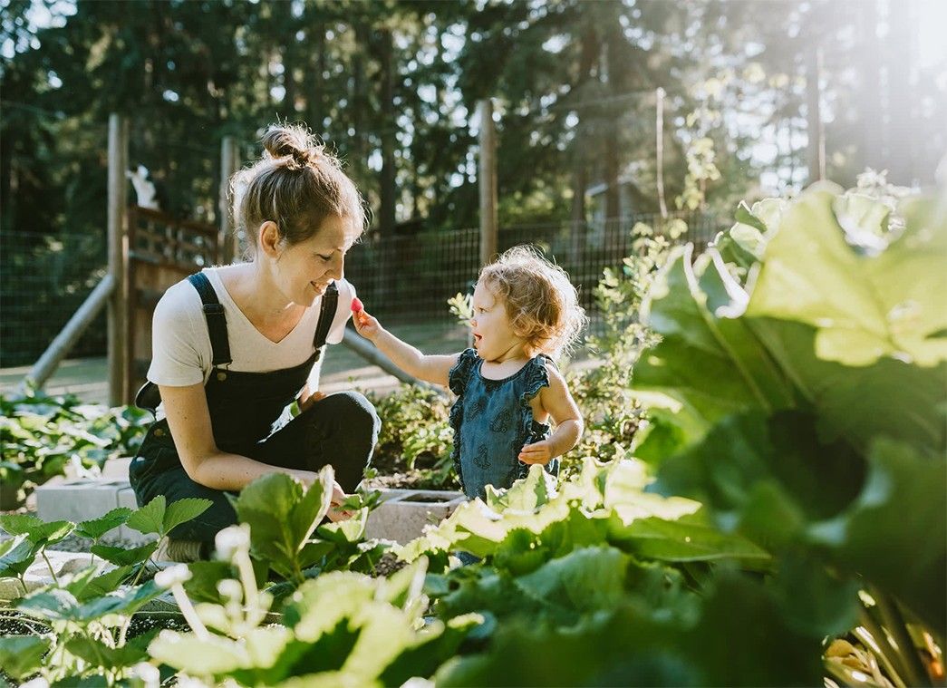 Kvinde griner med sin datter